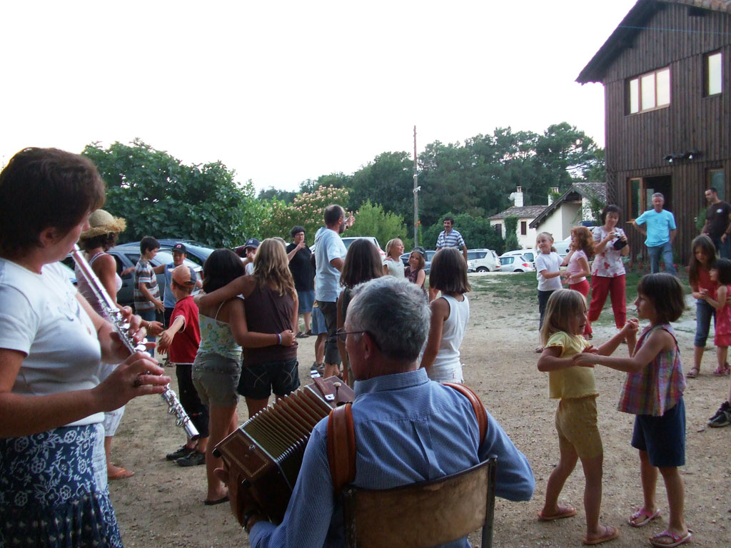 Les enfants du  centre de loisirs de Ruffiac  campent à Sigalens. Veillée danses  traditionnelles animée par ATP